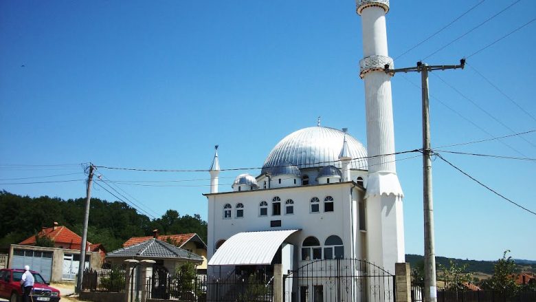 Arrestohet serbi i Pasjanit, që tentonte të prishte minares: Jashtë xhamisë, turma serbësh e shqiptarësh! (Video)