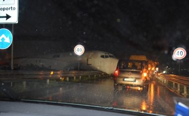 Aeroplani huq pistën, “futet” në rrugën automobilistike (Foto/Video)