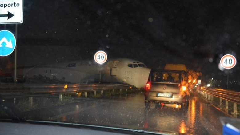 Aeroplani huq pistën, “futet” në rrugën automobilistike (Foto/Video)