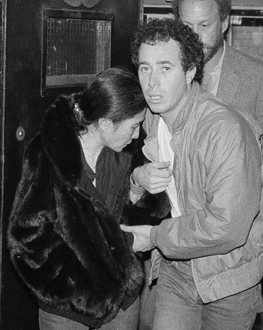 Yoko Ono (l.) e ka dërguar njërën prej dy letrave kundër lirimit të Chapman. (Lyndon Fox/AP)
