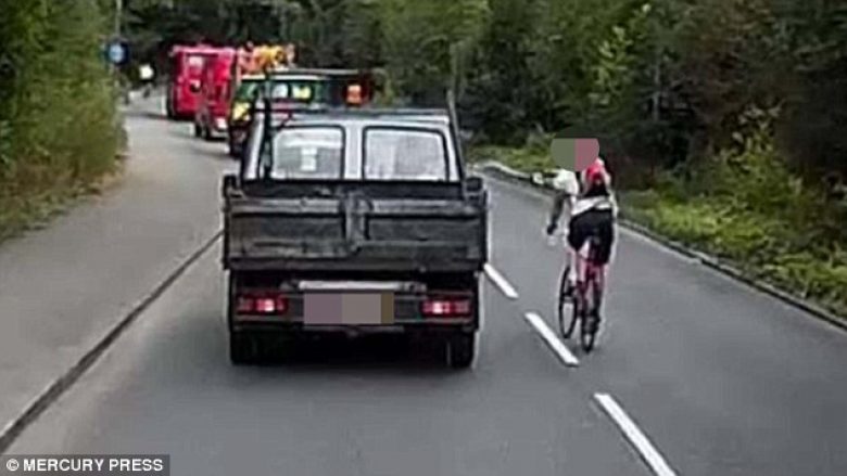 Çiklisti i hedhë shoferit ujë në fytyrë, ai i hakmerret brutalisht (Video)