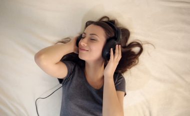 Dëgjimi i muzikës para gjumi është tejet i mirë për shëndetin