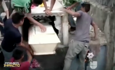 Hapin arkivolin e vajzës së vdekur, pasi dëgjuan tinguj që vinin nga varri i saj (Foto/Video, +16)