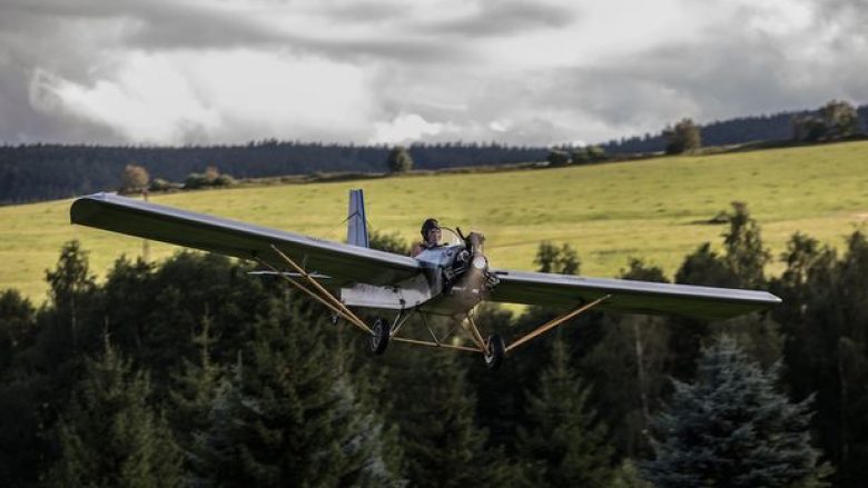 Ecte 10 kilometra në ditë, por e zgjedh problemin duke ndërtuar një aeroplan personal nga druri (Foto)