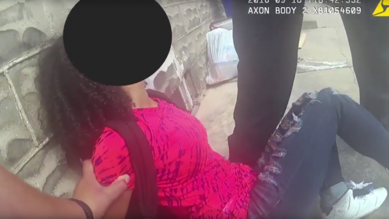 Shikoni se si policia amerikane përdor sprejin gjatë arrestimit të një adoleshenteje (Video, +16)