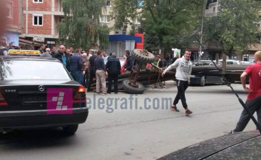 Rrotullohet rimorkio në veri të Mitrovicës, dëmton edhe vetura tjera (Foto)