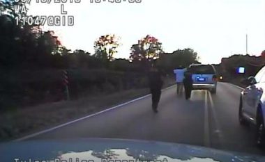 Shikoni si policia qëllon për vdekje burrin me ngjyrë, edhe pse ishte i paarmatosur dhe mbante duart lart (Foto/Video, +18)