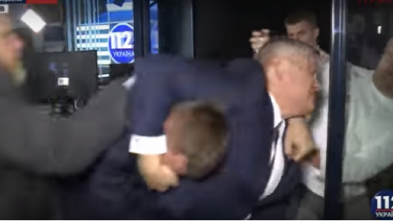 Deputetët ukrainas rrahën në prezencë të gazetarëve (Video, +16)