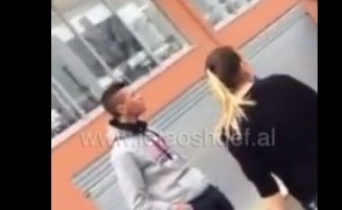 Sherr i rëndë mes gjimnazistëve në Elbasan, vajzat masakrojnë djalin (Video, +18)