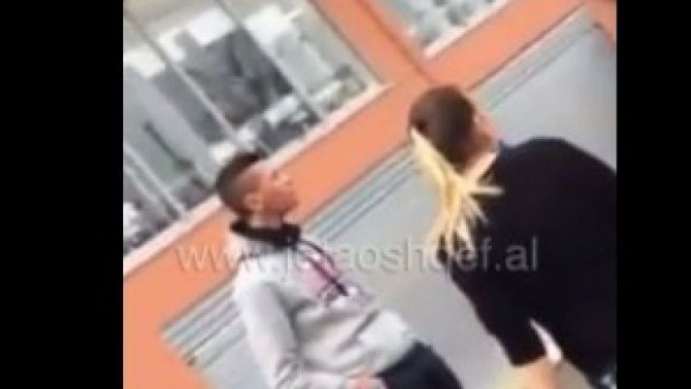 Sherr i rëndë mes gjimnazistëve në Elbasan, vajzat masakrojnë djalin (Video, +18)