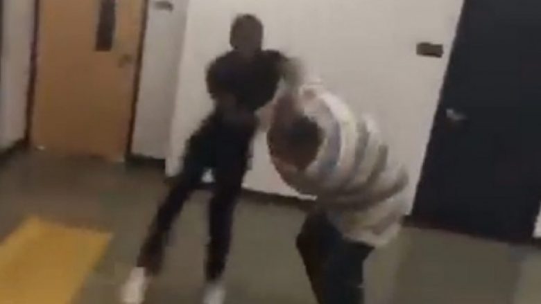 Rrahën brutalisht nxënësi dhe profesori në korridor të shkollës (Video, +18)