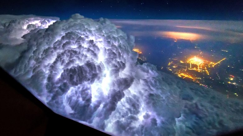 Foto të mrekullueshme të stuhive të shkrepura nga kabina e pilotit (Foto)