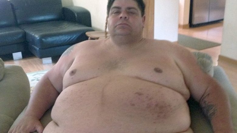 Njihuni me burrin që dikur kishte 202 kilogramë, por që sot ia kanë të gjithë lakmi për linjat trupore (Foto)