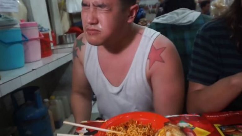 Momenti kur kuzhinieri shurdhohet për disa minuta, pasi shijon makaronat më të djegësa në botë (Foto/Video)