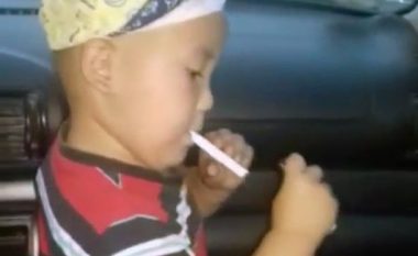 Videoja që po shokon botën: Nëna mëson të birin dy vjeç të pijë cigare (Foto/Video)