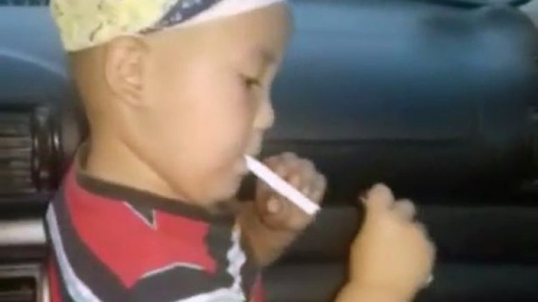 Videoja që po shokon botën: Nëna mëson të birin dy vjeç të pijë cigare (Foto/Video)