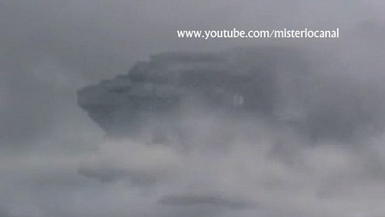 Shfaqet në qiell një hije misterioze: Filmohet objekti i çuditshëm duke u fshehur pas reve (Foto/Video)