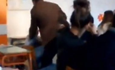 Shikoni si e godet mësuesi shpullë nxënësin në Vlorë (Video)