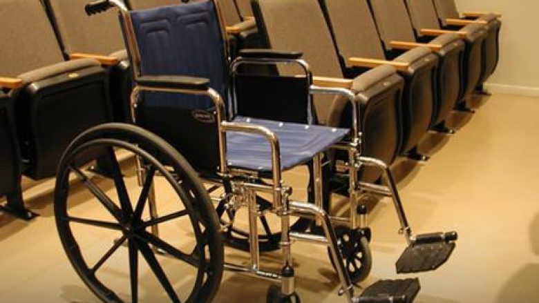 Kaloi 43 vite në karrocë për shkak të diagnozës së gabuar