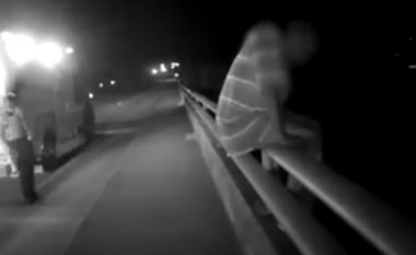 Ishte i gatshëm të hidhet nga ura, por kur polici i bëri një pyetje gjithçka ndryshoi (Video)