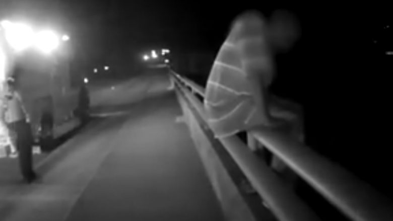 Ishte i gatshëm të hidhet nga ura, por kur polici i bëri një pyetje gjithçka ndryshoi (Video)