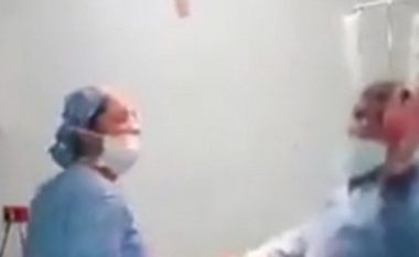 Kirurgu dhe motra ia hedhin valles derisa kryenin një ndërhyrje kirurgjikale tek një pacient (Foto/Video)
