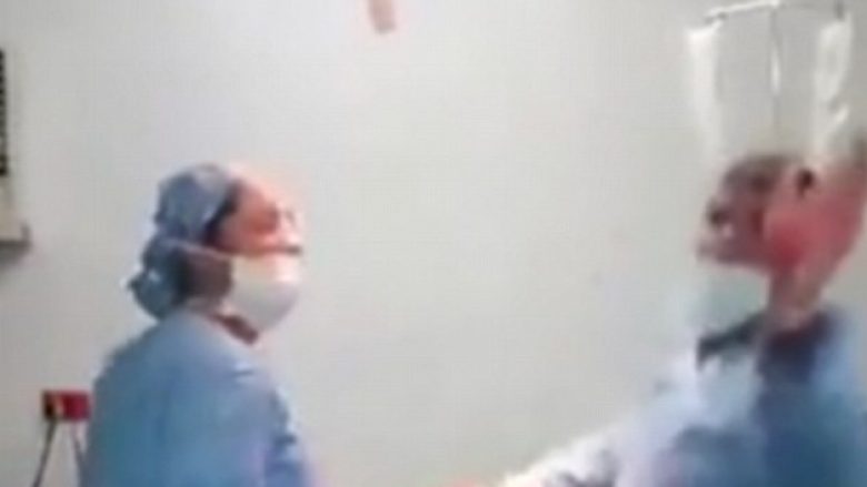 Kirurgu dhe motra ia hedhin valles derisa kryenin një ndërhyrje kirurgjikale tek një pacient (Foto/Video)