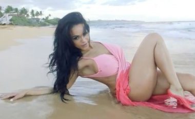 Modelja seksi pozonte në rërë pranë ujit, por i ndodhi diçka e pabesueshme (Foto/Video)