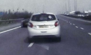 Gruaja bie në komë derisa po ngiste veturën me shpejtësi të madhe, por ajo çfarë bën policët kanë habitur të gjithë (Video)