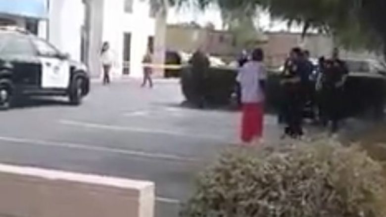 Policia qëllon për vdekje burrin me ngjyrë që kishte probleme mendore (Foto/Video)
