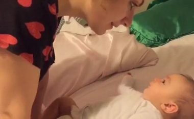 Momenti kur vogëlushi tre muajsh i thotë nënës “të dua” (Foto/Video)