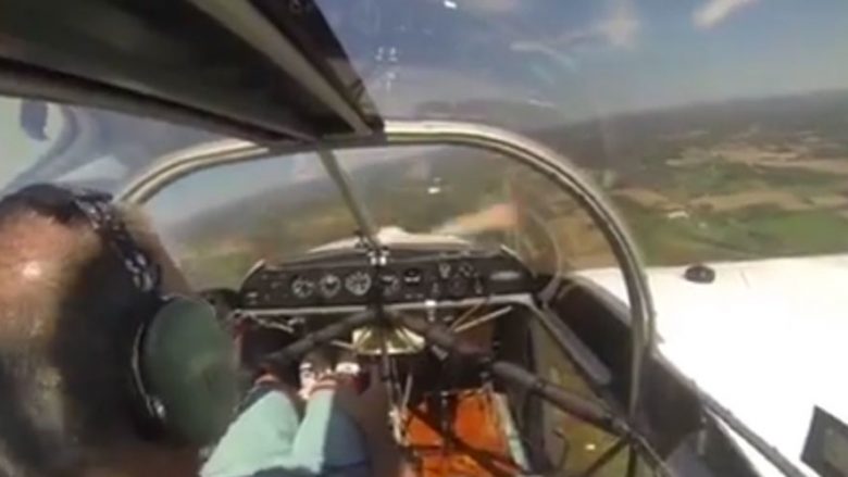 I bie helika derisa po pilotonte aeroplanin, por reagimi i pilotit ka habitur botën (Video)