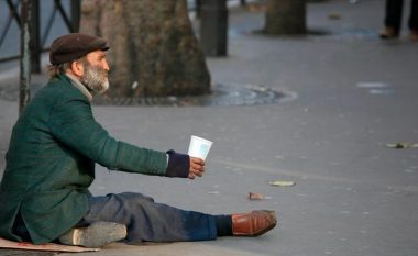 Rreth 14 për qind e të pastrehëve në Francë kanë diplomë universitare