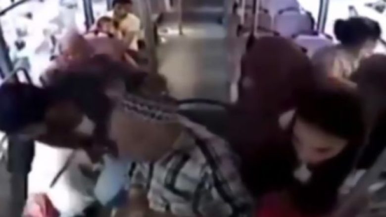 Ther me thikë ‘rivalin’ në autobusin plotë me gra e fëmijë (Video, +18)