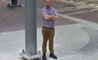 Google Street kap burrin në situatë të sikletshme, fotoja bëhet “hit” (Foto)