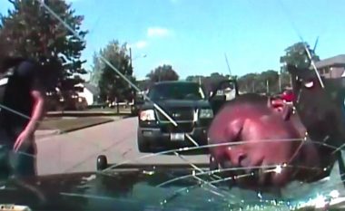 Polici thyen xhamin e veturës me kokën e të riut me ngjyrë që e kishte prangosur (Video)