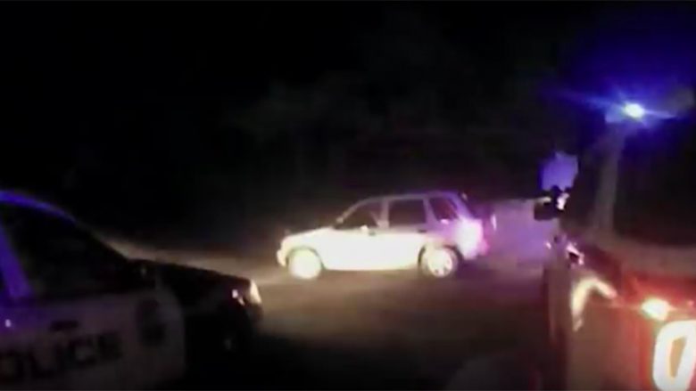 Momenti kur policia shtie mbi 18 herë në drejtim të veturës, duke lënë të vdekur djaloshin 6-vjeç me autizëm që ishte ulur pas (Video, +18)