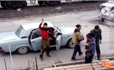 Çudira ruse: Brigada e 17 punëtorëve, të “paketuar” në një veturë! (Video)