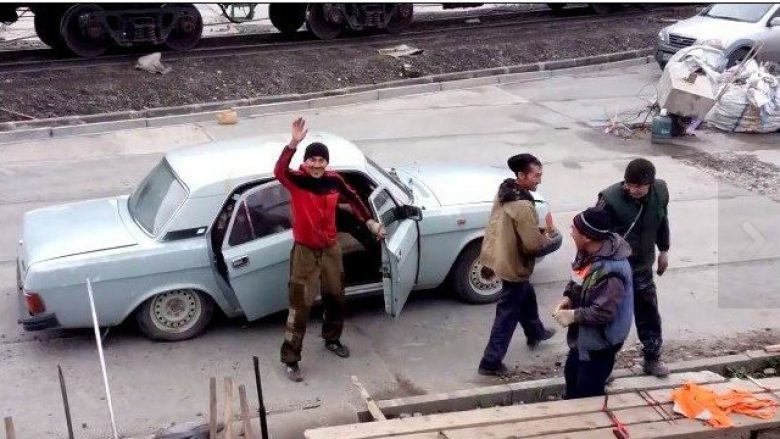 Çudira ruse: Brigada e 17 punëtorëve, të “paketuar” në një veturë! (Video)