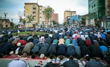 Vushtrria për herë të dytë organizon faljen e namazit të Bajramit në qendër të qytetit (Foto)