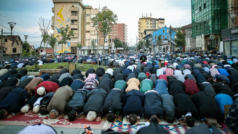 Vushtrria për herë të dytë organizon faljen e namazit të Bajramit në qendër të qytetit (Foto)