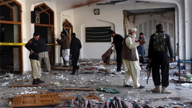 Sulm vetëvrasës në një xhami në Pakistan, 24 të vrarë