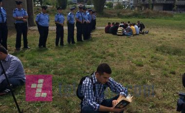Studentët mbajnë ‘orë mësimi’ para Kishës Ortodokse (Foto/Video)