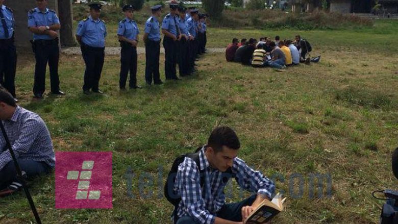 Studentët mbajnë ‘orë mësimi’ para Kishës Ortodokse (Foto/Video)