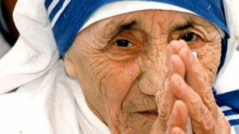 Në Tiranë përurohet pllaka përkujtimore për Nënë Terezën