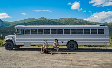 E transformojnë autobusin në një shtëpi dhe udhëtojnë kudo që kanë dëshirë