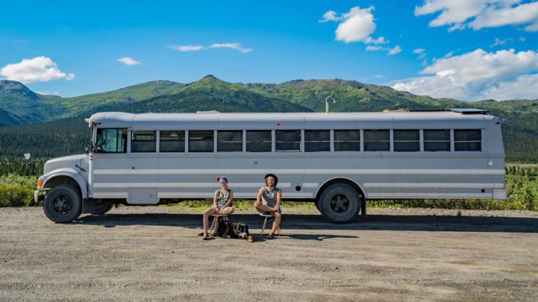 E transformojnë autobusin në një shtëpi dhe udhëtojnë kudo që kanë dëshirë