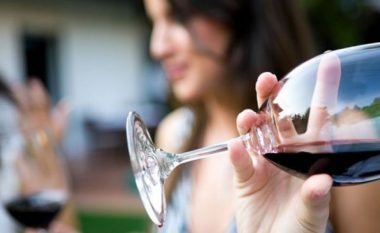 Një gotë verë në ditë zvogëlon shansin për shtatzëni