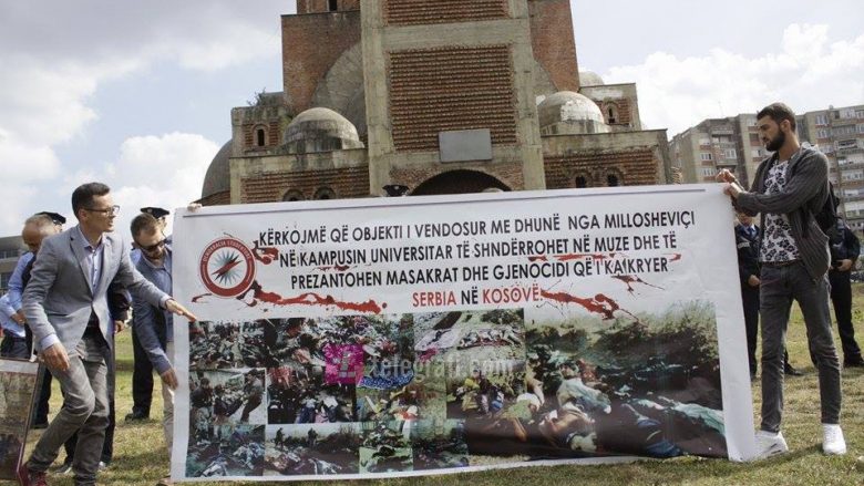 Studentët prezantojnë masakrat e Serbisë ndaj Kosovës para kishës ortodokse në oborrin e UP-së (Foto)