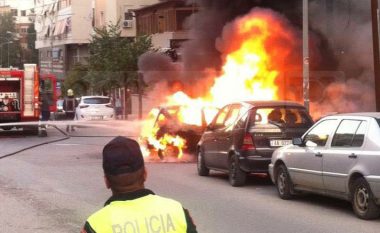 Tiranë, dy makina përfshihen nga flakët, nuk ka të lënduar (Video)